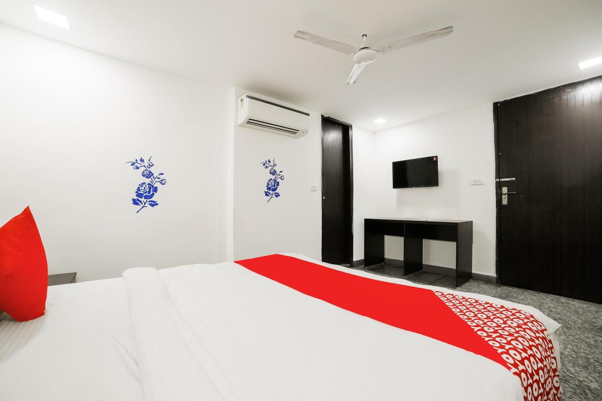 My Comfortable Hotel New Delhi Exterior photo