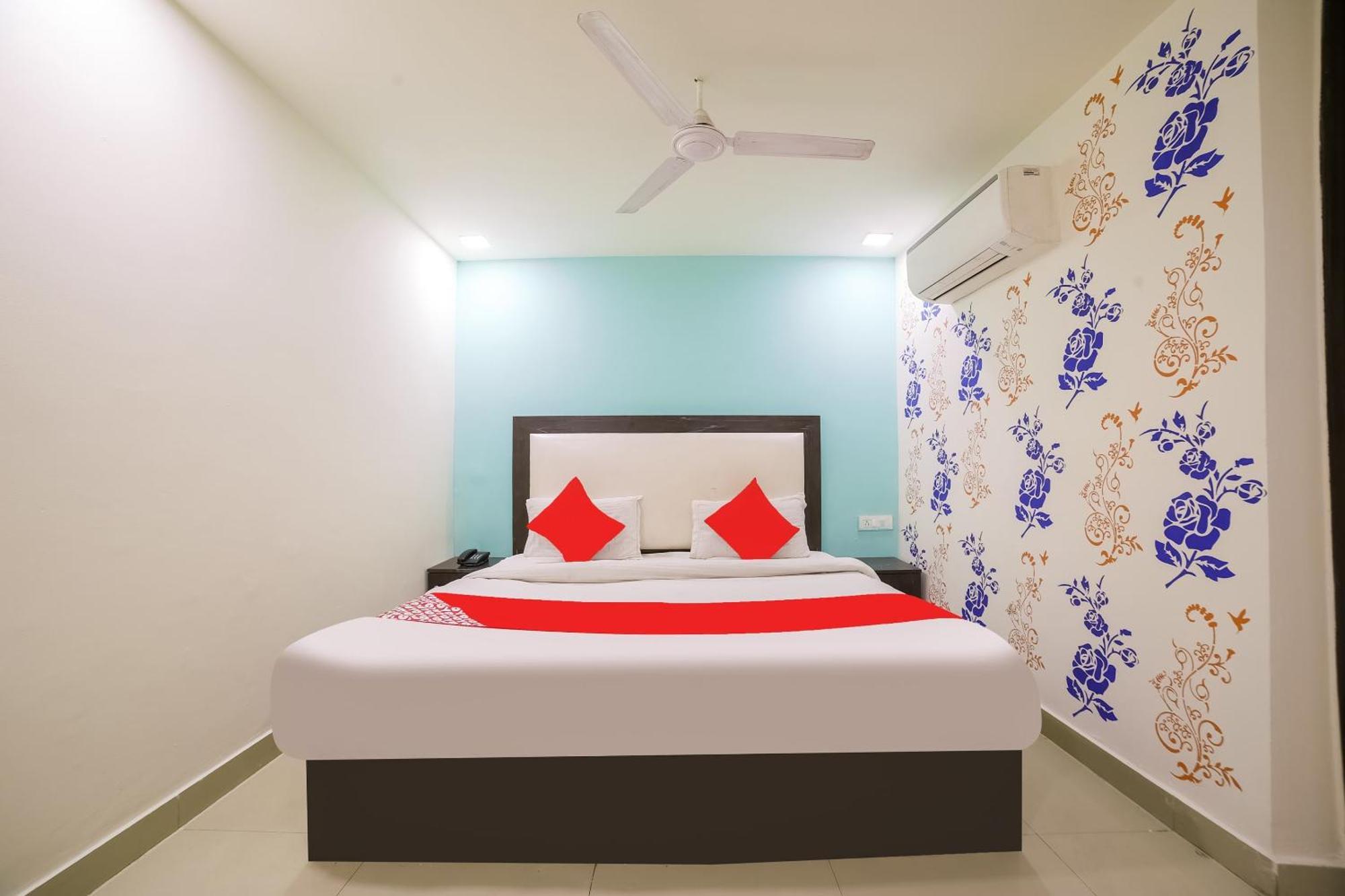 My Comfortable Hotel New Delhi Exterior photo