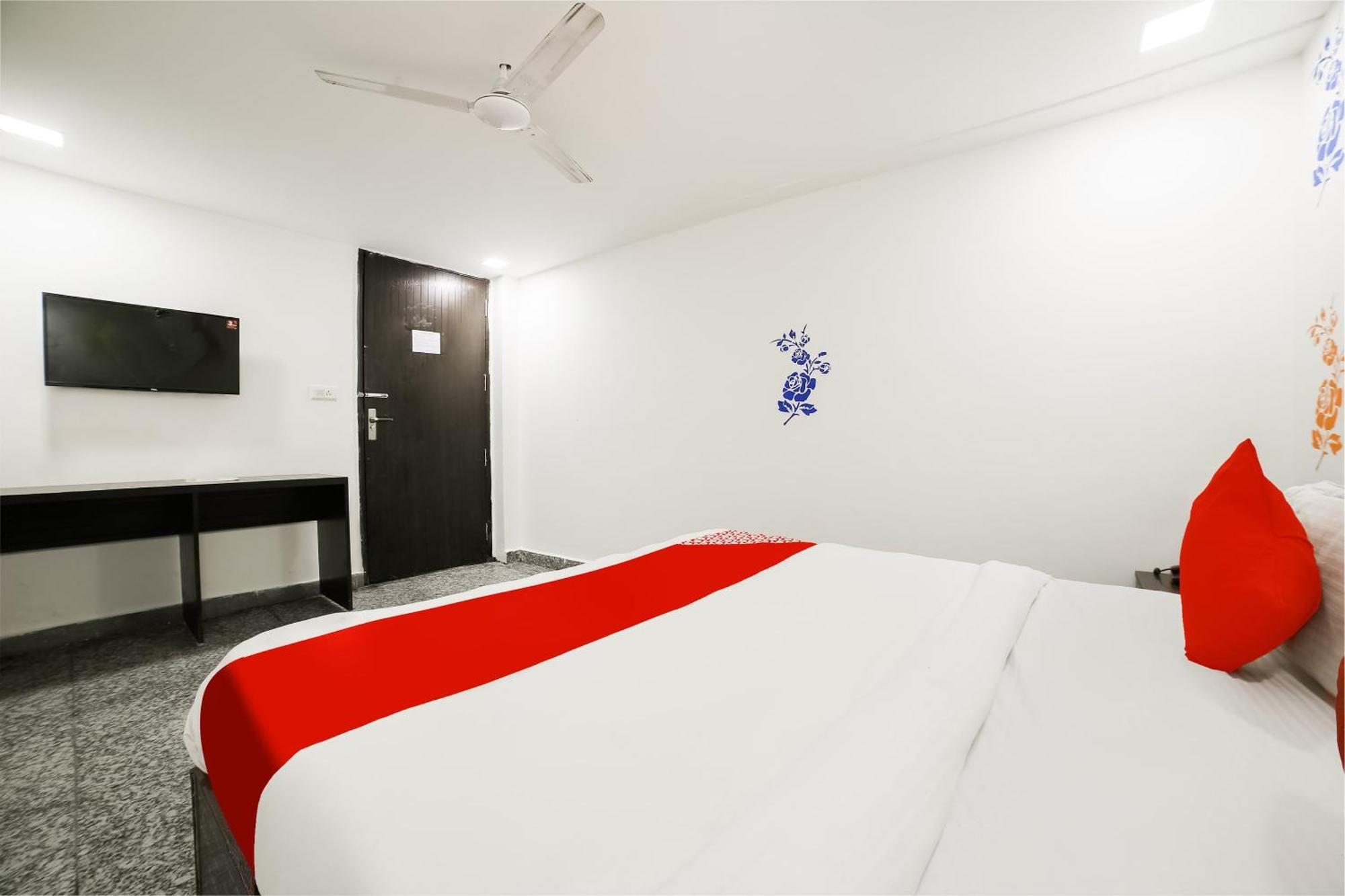 My Comfortable Hotel New Delhi Exterior photo